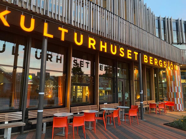 Fasad på kulturhus. Foto. 