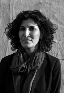 Sandi Hilal. Porträttbild.