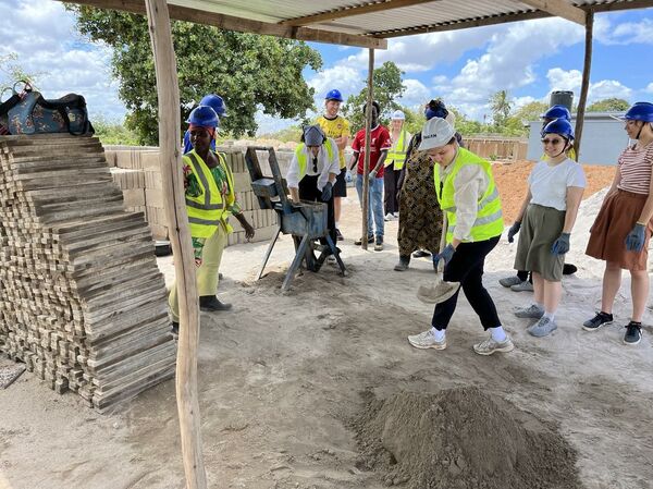 Students in practical work. Photo.